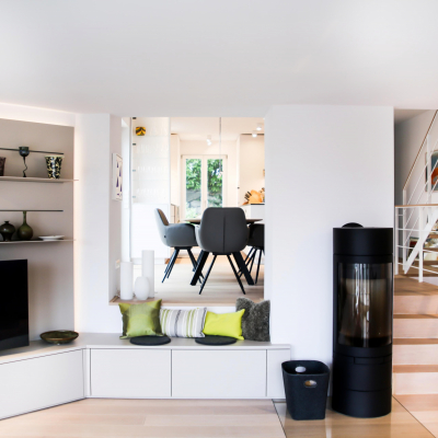 Wohnraum mit Einbaumöbeln und Kamin